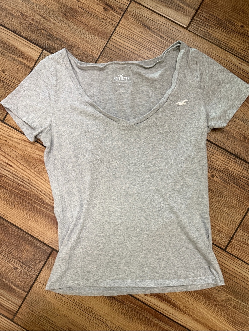 Hollister Must-Have Gray V-Neck Logo Tee Women’s Medium